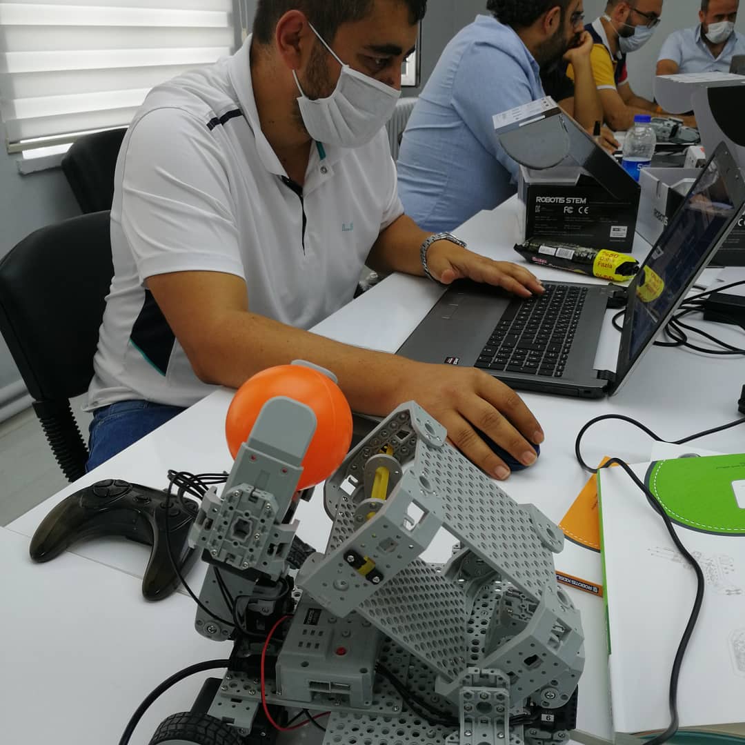 inamli's tweet image. ROBOTIS STEM serisi robotlarla top fırlatan robotların montajını yapan katılımcılar Dynamixel akıllı servo motorlarla kodlamayı öğrendiler. #robotis #robotsepeti #zaferkatr33 #yenep #kendinyap #afyonilmem
