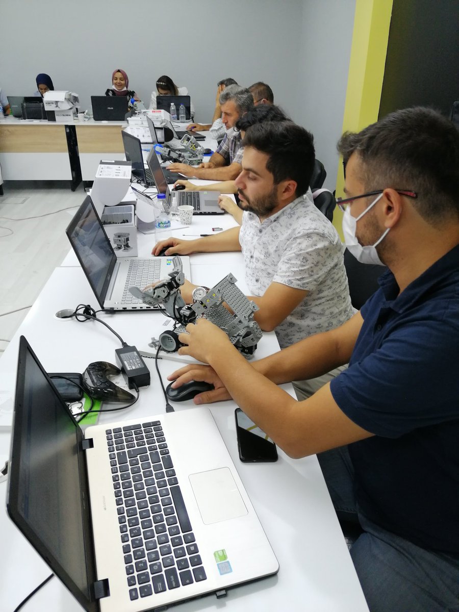 inamli's tweet image. ROBOTIS STEM serisi robotlarla top fırlatan robotların montajını yapan katılımcılar Dynamixel akıllı servo motorlarla kodlamayı öğrendiler. #robotis #robotsepeti #zaferkatr33 #yenep #kendinyap #afyonilmem