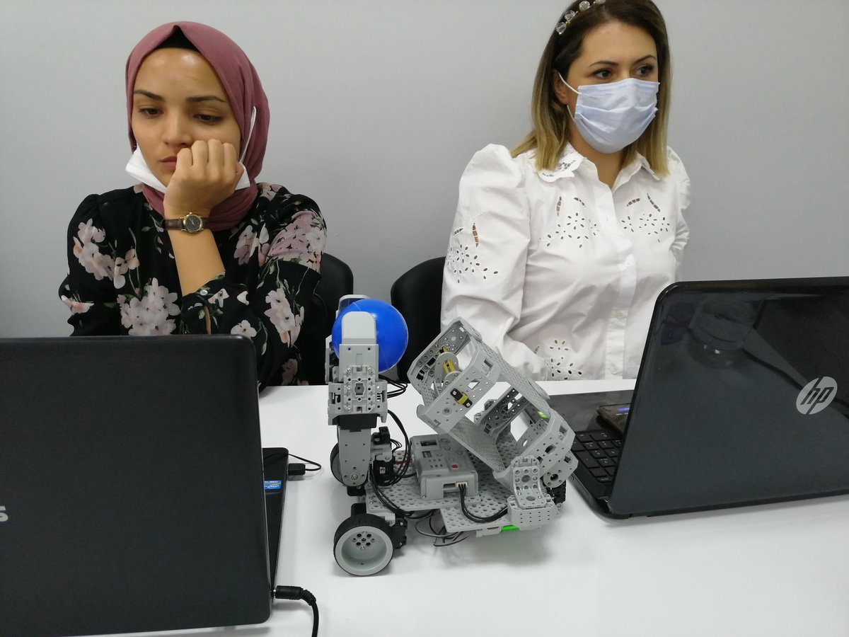 inamli's tweet image. ROBOTIS STEM serisi robotlarla top fırlatan robotların montajını yapan katılımcılar Dynamixel akıllı servo motorlarla kodlamayı öğrendiler. #robotis #robotsepeti #zaferkatr33 #yenep #kendinyap #afyonilmem
