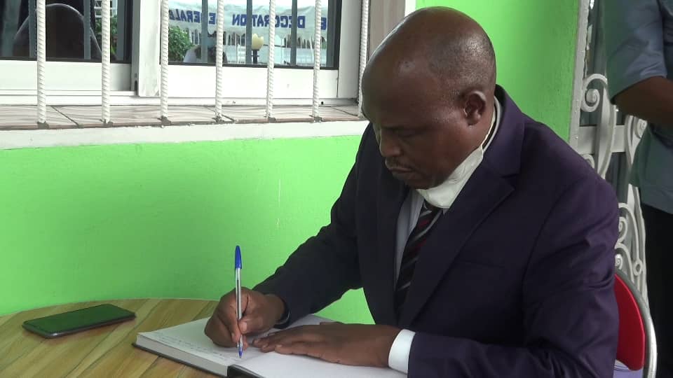 RecettesUHealth's tweet image. Ce Lundi à Kakè carrefour, sur la nationale nº 5 à 20 km de Bonabéri, s’est déroulée la cérémonie
de présentation des locaux du Département de la Recherche des Laboratoires Recettes Universelles au
Sous préfet de l’arrondissement de Bonaléa, en présence de son état major...