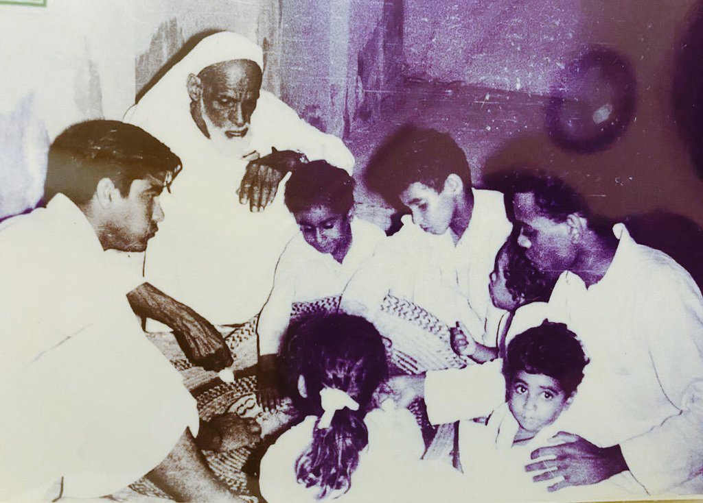 صورة من #الزمن_الجميل للشيخ محمد بن الشيخ خالد #بوبشيت رحمه الله على صحن الغداء مع أبناءة سعيد أطال الله في عمره  وابراهيم نسأل الله له الرحمة والمغفرة وابن أخيه عبدالرزاق بن الشيخ حمد رحمه الله

#ابوبشيت
#بوبشيتيات
#abubshait
#bubshait