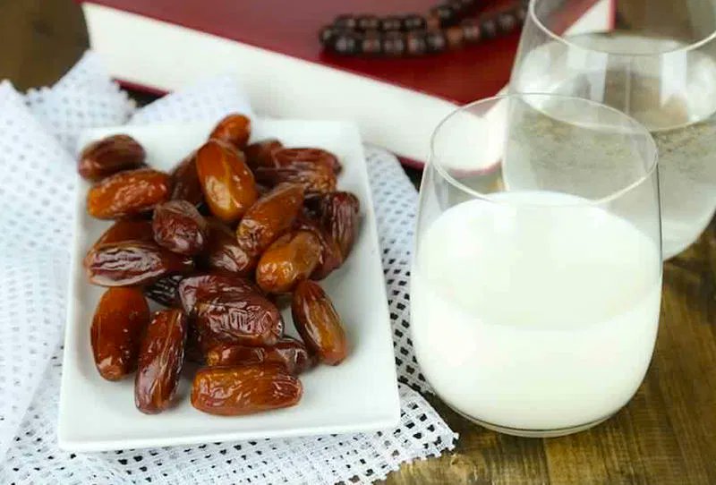تناول التمر مع الحليب على الريق يقوي مناعة الجسم، يساعد على بناء العظام, يطهر الجسم من السموم ومفيد للمخ والخلايا العصبية ويساعد على ادرار الحليب للمرضع.