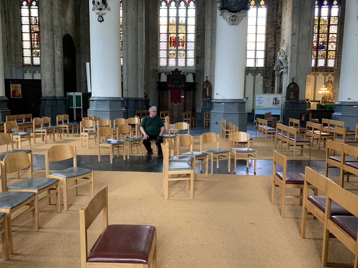 rob_televisie's tweet photo. In #Diest zijn de voorbereidingen voor de #vormsels en #communies begonnen. In groepjes van maximaal 15 kinderen, met telkens 4 extra personen, zijn de kinderen welkom in de kerk. De priester die het vormsel geeft, zal dat met een pincet en een watje moeten doen. #robnieuws https://t.co/SDF80YaTAv
