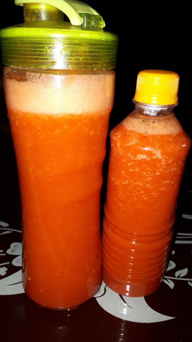 Cdazlyn's tweet photo. My very first set of smoothies and my 3rd day going to the banks to sell off. I had no stickers, my bottles were weak, I had this cooler bag done for me on credit. I will confidently dress up, get my mum to pray for me and my smoothies, she will take pictures and off I go... 😅😅 https://t.co/26QWou9hvp