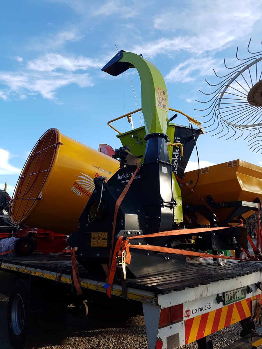 StaalmeesterAg's tweet photo. @ovk_groep Hopetown, are you ready?
@enorossi_agricultura Bat rake, @junkkari Chippers, @teaglemachinery 505M Bale shredder, Celmak Single chop,
@soilmasteragromachin spreader & a @staalmeesterag Drum mower on their way! #enorossi #junkkari #teagle #Γ§elmak #soilmaster #Friyay https://t.co/Y3o1umL6Hx