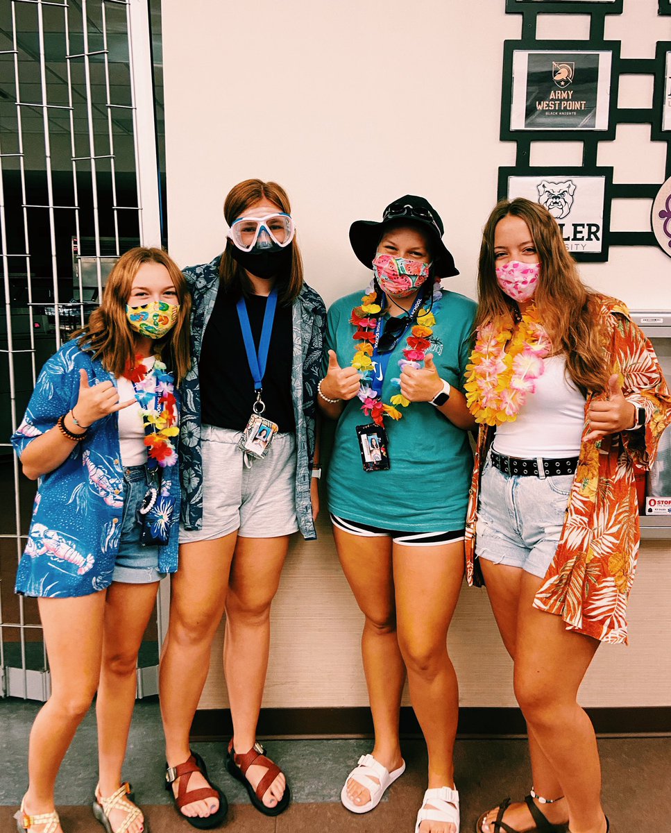 annabelleh31's tweet photo. Surfs up! 🐠🌴☀️🏄‍♀️⛱#beachday  @studentsbhs https://t.co/VAjTM3W0FM