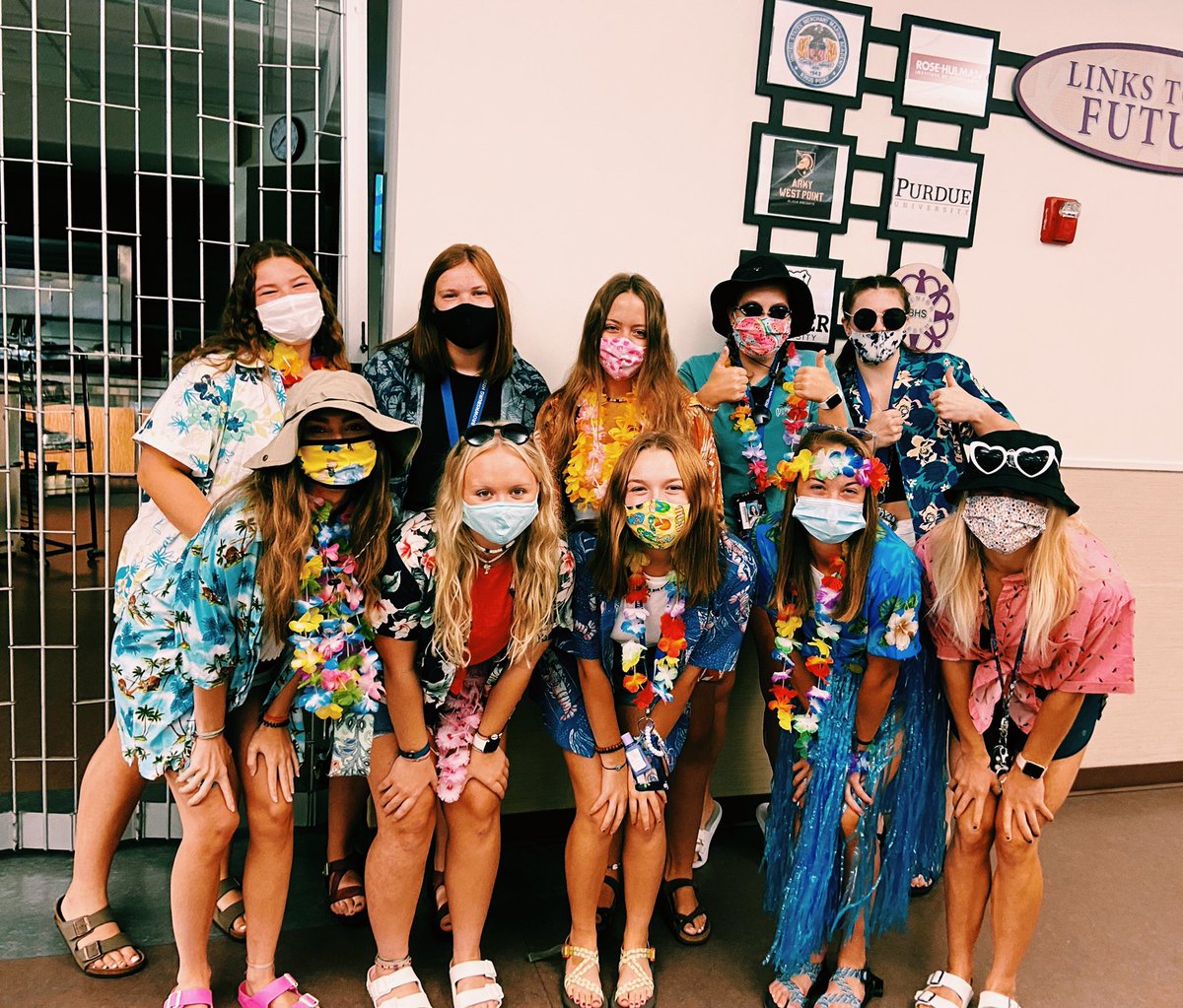 annabelleh31's tweet photo. Surfs up! 🐠🌴☀️🏄‍♀️⛱#beachday  @studentsbhs https://t.co/VAjTM3W0FM