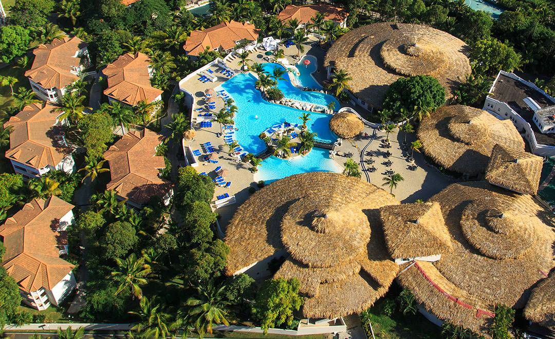 LifestyleHVC's tweet photo. Happy Friday! 
We can't wait to see you (at a social distance) enjoying the pool! 😍
___________
Feliz viernes!  
Estamos ansiosos por verte (a distancia social) disfrutando de la piscina! 😍

#TheLifestyleYouDeserve #ALifestyleLikeNoOther #LHVCLOVE2020 #LHVCares #LHVC https://t.co/TcXutlbo65