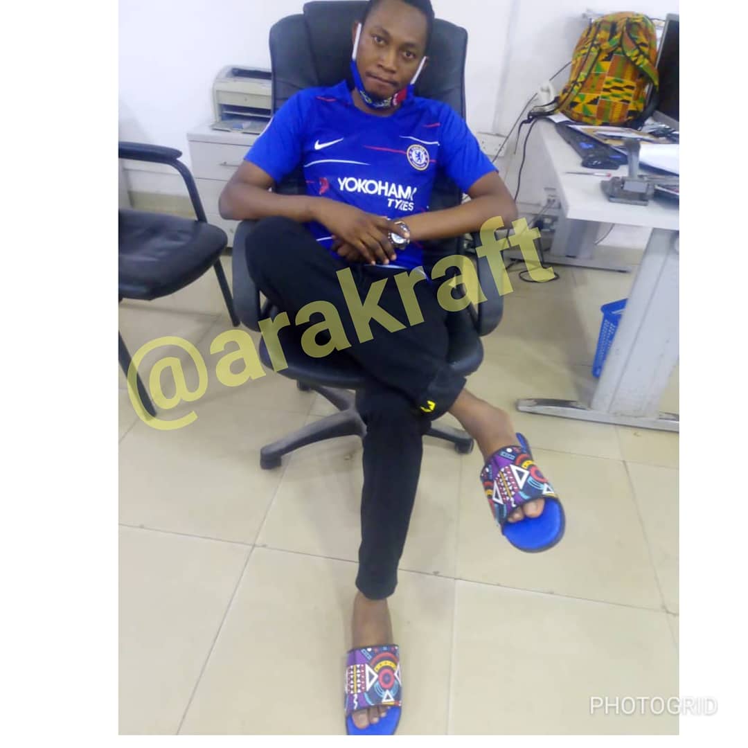 ArakraftC's tweet photo. Spot the Wakanda leather slide on his feet and the Kente 4 slots laptop back sitting pretty on His desk,meanwhile,we made that bag over 2 years ago and Customer is still happy rocking it
Do you notice His Danshiki facemask too☺
#lagoshoemaker #lagosbagmaker
#handcrafted https://t.co/YcqJ84wmbH