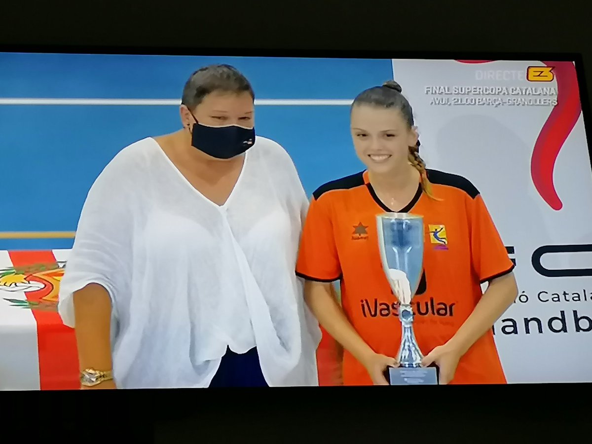 PacoRodriguez66's tweet photo. Felicitats noies @HandbolStVicenc pel subcampionat Supercopa Catalunya... Felicitats a l'Ester pel seu premi a la millor portera del partit 👏👏 #orgullvicenti #golsamblamà @iVascularGlobal https://t.co/nn9AfVgevs
