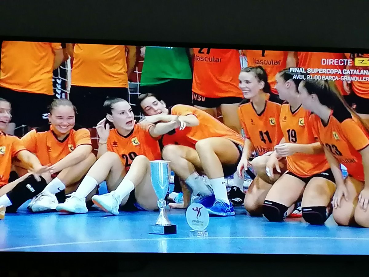 PacoRodriguez66's tweet photo. Felicitats noies @HandbolStVicenc pel subcampionat Supercopa Catalunya... Felicitats a l'Ester pel seu premi a la millor portera del partit 👏👏 #orgullvicenti #golsamblamà @iVascularGlobal https://t.co/nn9AfVgevs