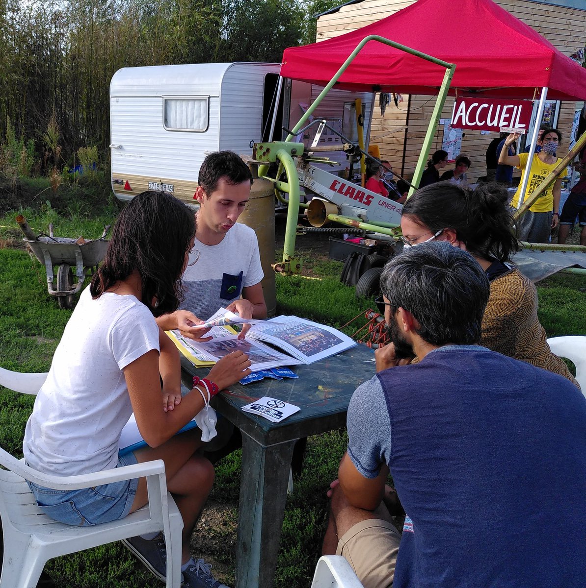gignv44's tweet photo. Ce soir, c'était le speed dating des actrices et acteurs locaux au @campclimat Nantes !
Merci aux représentant·es de @XRNantes @GPeaceNantes @EnercoopPDL @i_boycott_org @attac_fr pour leur présence !
👉 Retrouvez-les sur #transiscope et L'autre Agenda Nantais 👈 https://t.co/8A7NY6yHMC