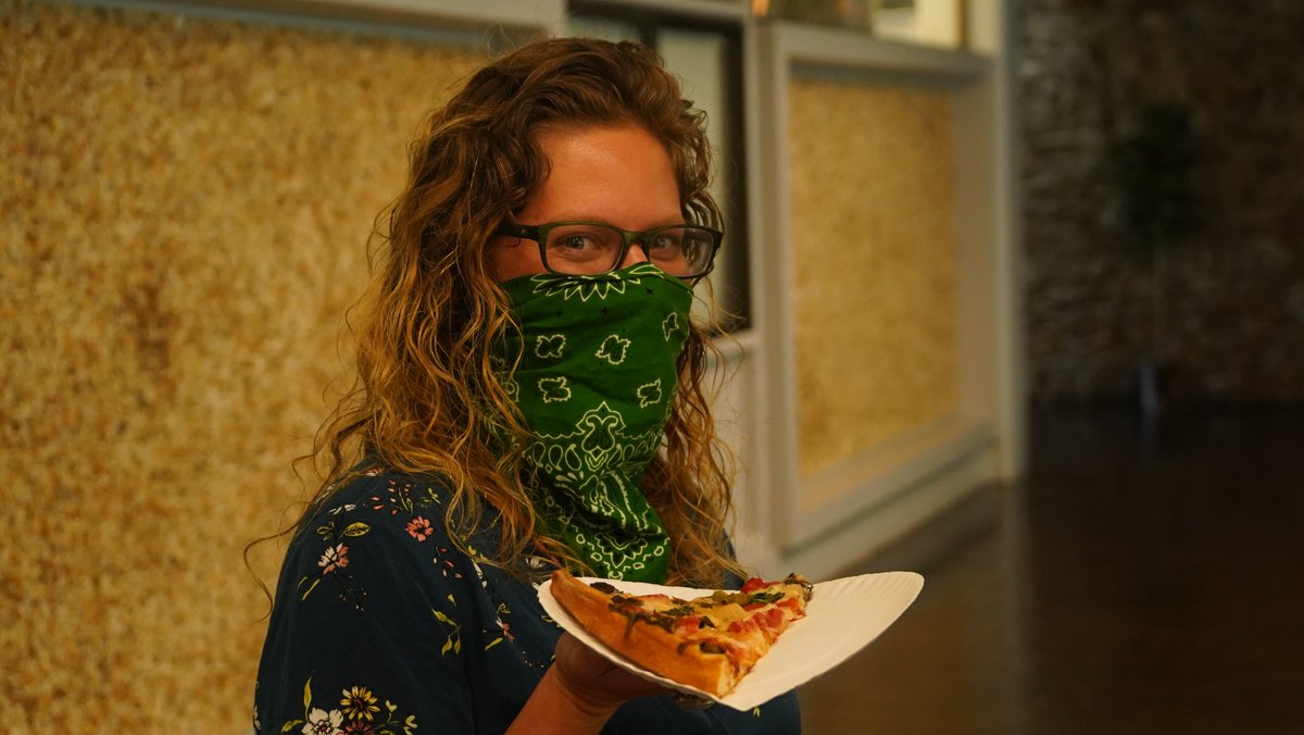 AVLCitySchools's tweet photo. As we round out the first week of #ACSRemoteLearning, some of our high school parents, led by Jax Hammond, wanted to thank our Asheville High School and SILSA staff for all they do!
So, they organized a “socially distant” pizza party complete with pizza and ice cream! #TheACSWay https://t.co/GJ3tjZdGY8