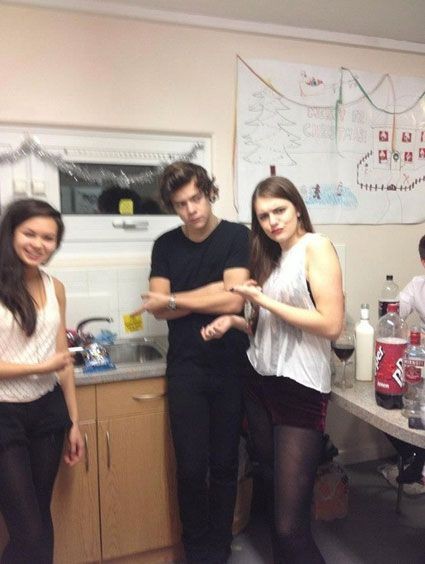 harrymoonchild's tweet photo. Imagine attending an university party and you walk into the kitchen to find Harry Styles doing the dishes. https://t.co/YjdrERzdlh