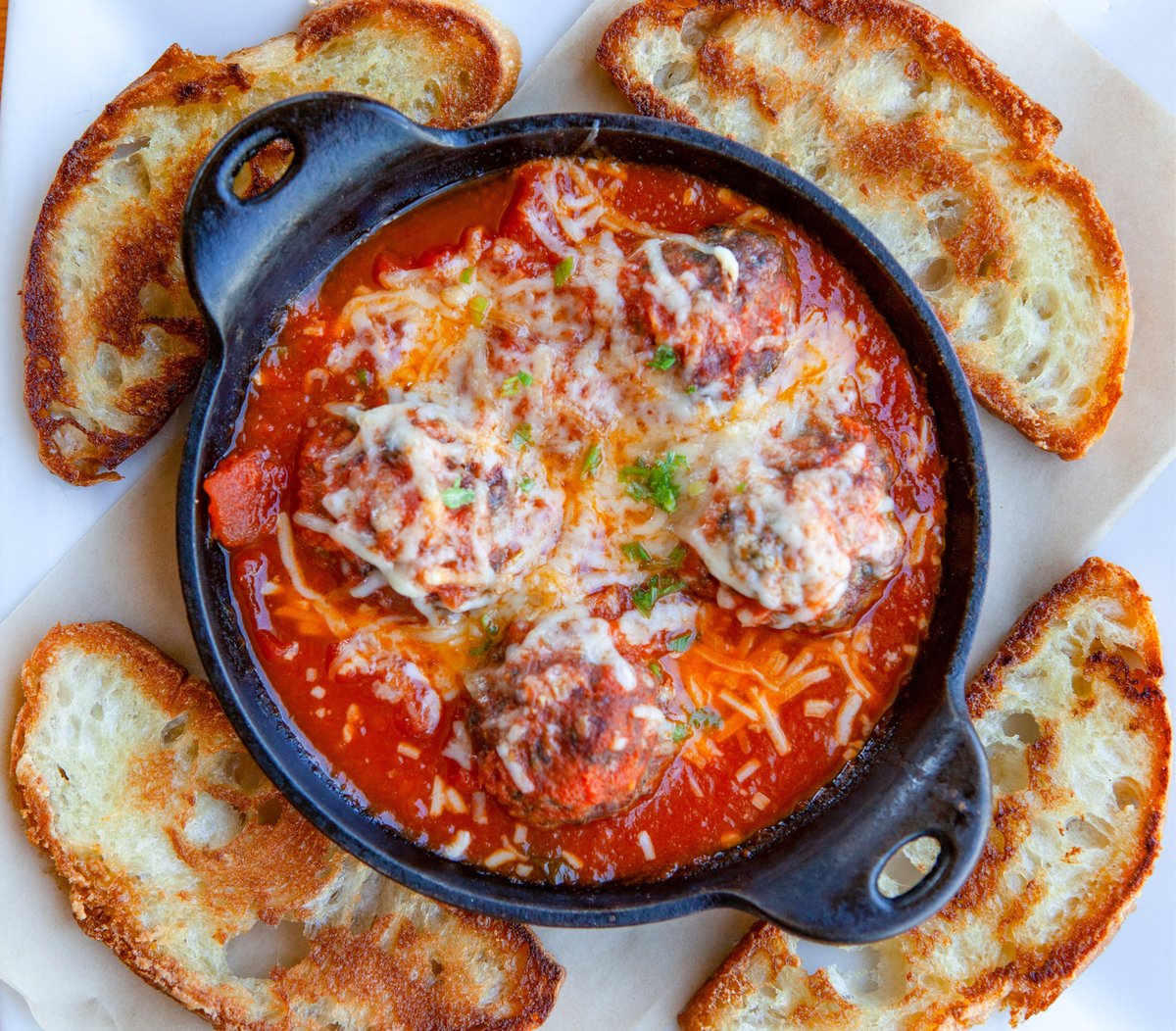 thesociallistlb's tweet image. Mama's Meatballs. 💥 The perfect dish to share + start off your meal! Enjoy! #thesociallistlb #meatballs #sharedplates #appetizers #patiodining #takeout