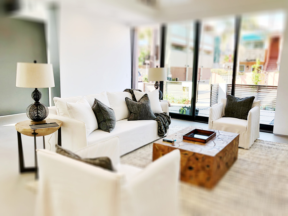 KMWInteriors's tweet photo. #californiadreaming! 😎 This fabulous living room designed by KMW Interior's Kita Marie Williams, is a great example of custom design. It reflects the client's east coast style while creating a california beach house vibe🏖️. #beachvibes #calihomes #interiordesign #kmwinteriors https://t.co/YZPdja0hAV