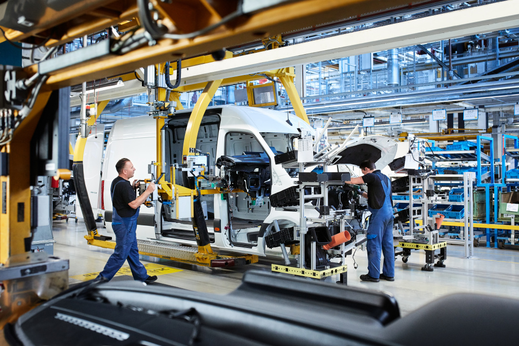 MBCV_Ireland's tweet photo. The Sprinter has been the success model from @MercedesBenz Vans for 25 years now. Since the #Sprinter came on the market in 1995, a total of almost four million units have been built worldwide. The current model is built in four van plants on three continents. #Sprinter25 https://t.co/hK3QopRN7B