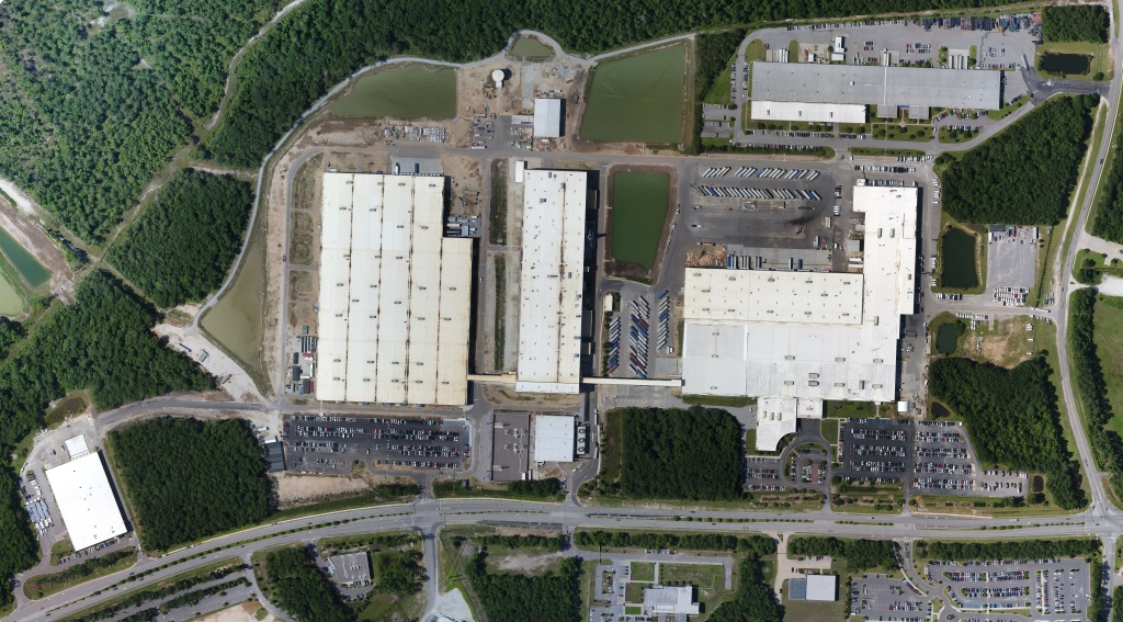 MBCV_Ireland's tweet photo. The Sprinter has been the success model from @MercedesBenz Vans for 25 years now. Since the #Sprinter came on the market in 1995, a total of almost four million units have been built worldwide. The current model is built in four van plants on three continents. #Sprinter25 https://t.co/hK3QopRN7B