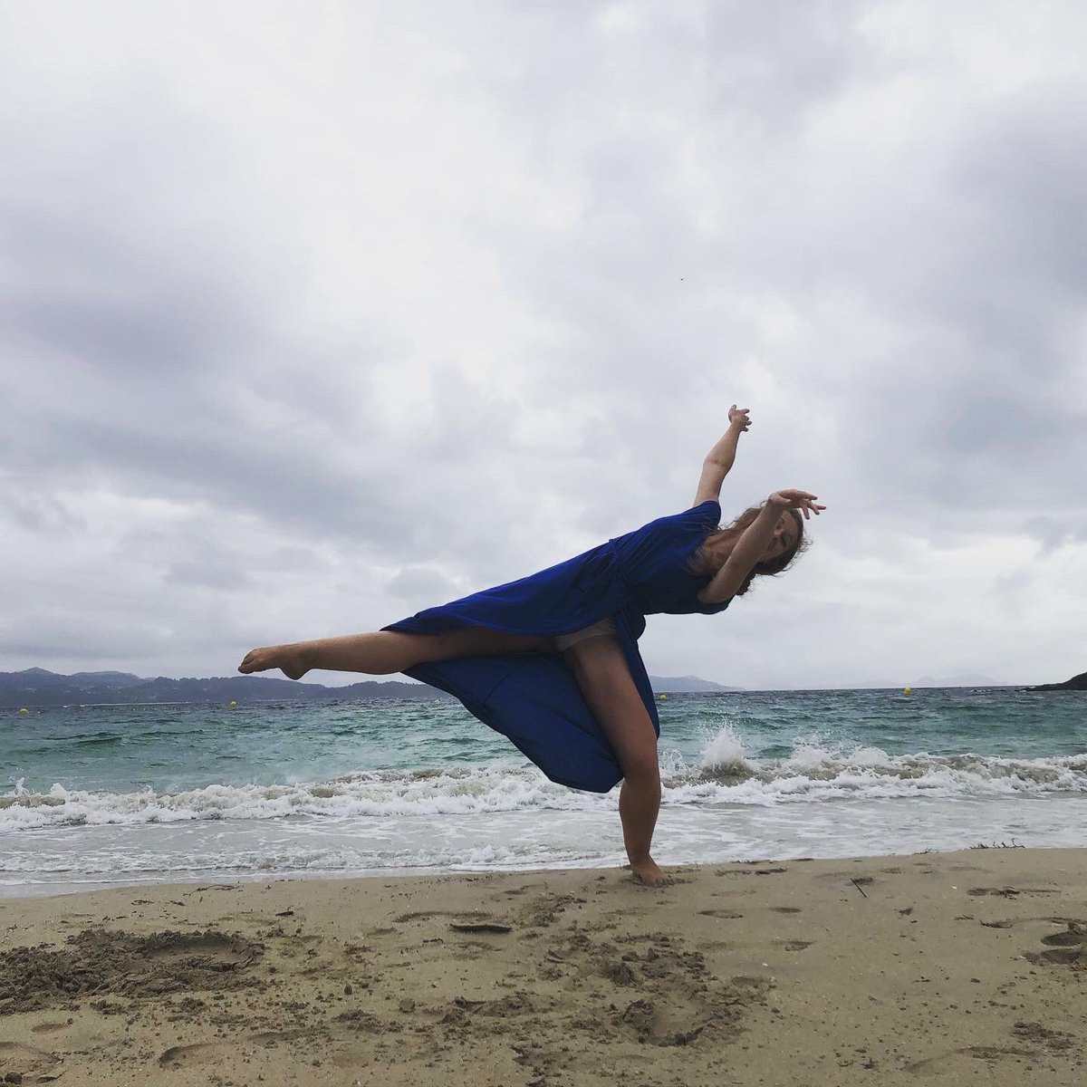 Julie_McNamee1's tweet photo. Beach dancing 🏝 
.
.
#beach #danceronabeach #dance #dancer #danceanywhere #beachdancing #desertedbeach #livedance #lovedance https://t.co/QLmydxk8em
