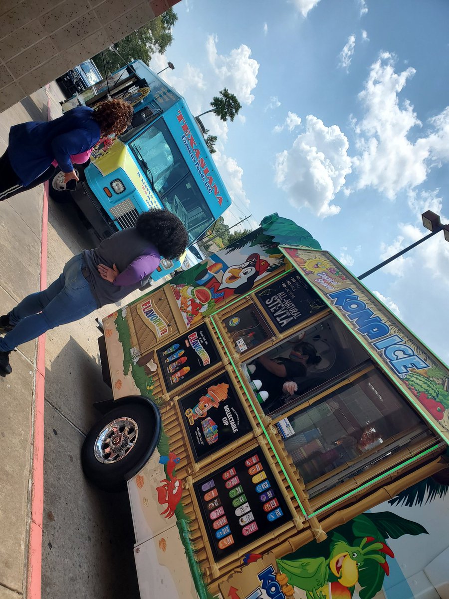 APLuevanos's tweet photo. Did someone say FREE SNOW CONES?!? 🐾#HMSfamily #HMSspiritWeek 🐾 https://t.co/GdXdyXfpiy