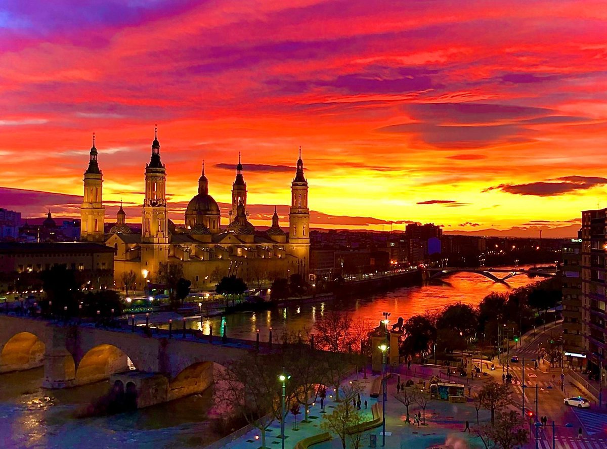 policiazaragoza's tweet photo. ¿Como definir el orgullo de ser o sentirte #aragonés?

Por el amor ❤️ que sientes hacia tu ciudad y hacia sus gentes...
Porque ves esta imagen 🌇 y te sobran las palabras...

#BuenasNoches
#FelizViernes https://t.co/eHchPDEL8j
