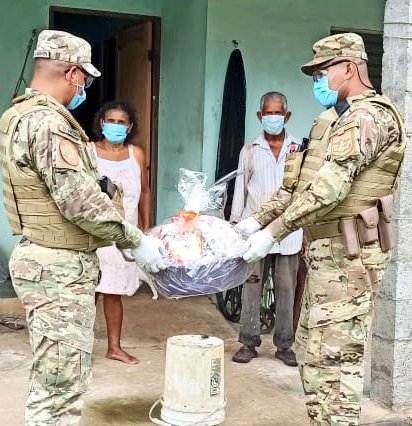 Como parte de las acciones de ayuda humanitaria y de nuestro #12Aniversario unidades de la 4ta. Región, entregan canastas de comida a familias de escasos recursos de las provincias de Los Santos, Herrera y Coclé. #UnPanamáMejor