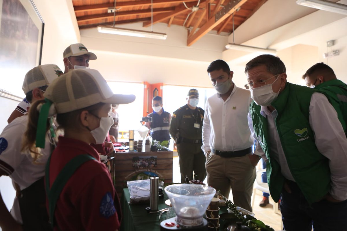 LuisFSuarezV's tweet photo. Qué alegría compartir en Támesis con la Asociación Campesina de Café Especial, ASCAFES, emprendedores que en medio de la pandemia lograron exportar el grano insignia de nuestra tierra a China. Hoy reciben apoyo de @MinAgricultura por $ 600 millones para fortalecer su proceso 👏 https://t.co/vTDV4iSOIk