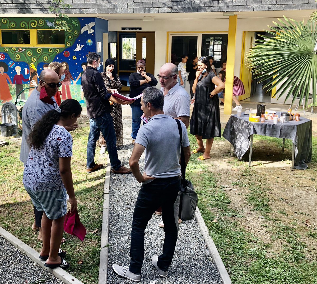 FabNumPaloise's tweet photo. Contribution de @Teregacontact pour la diffusion d’un digital simple et accessible : initiation au numérique à des enfants (très motivés!😊) du quartier d’Ousse des Bois confiée à notre fabrique lors d’ateliers au Centre Social du Hameau. Échanges riches parents/partenaires #Pau https://t.co/tCH19MFH4r