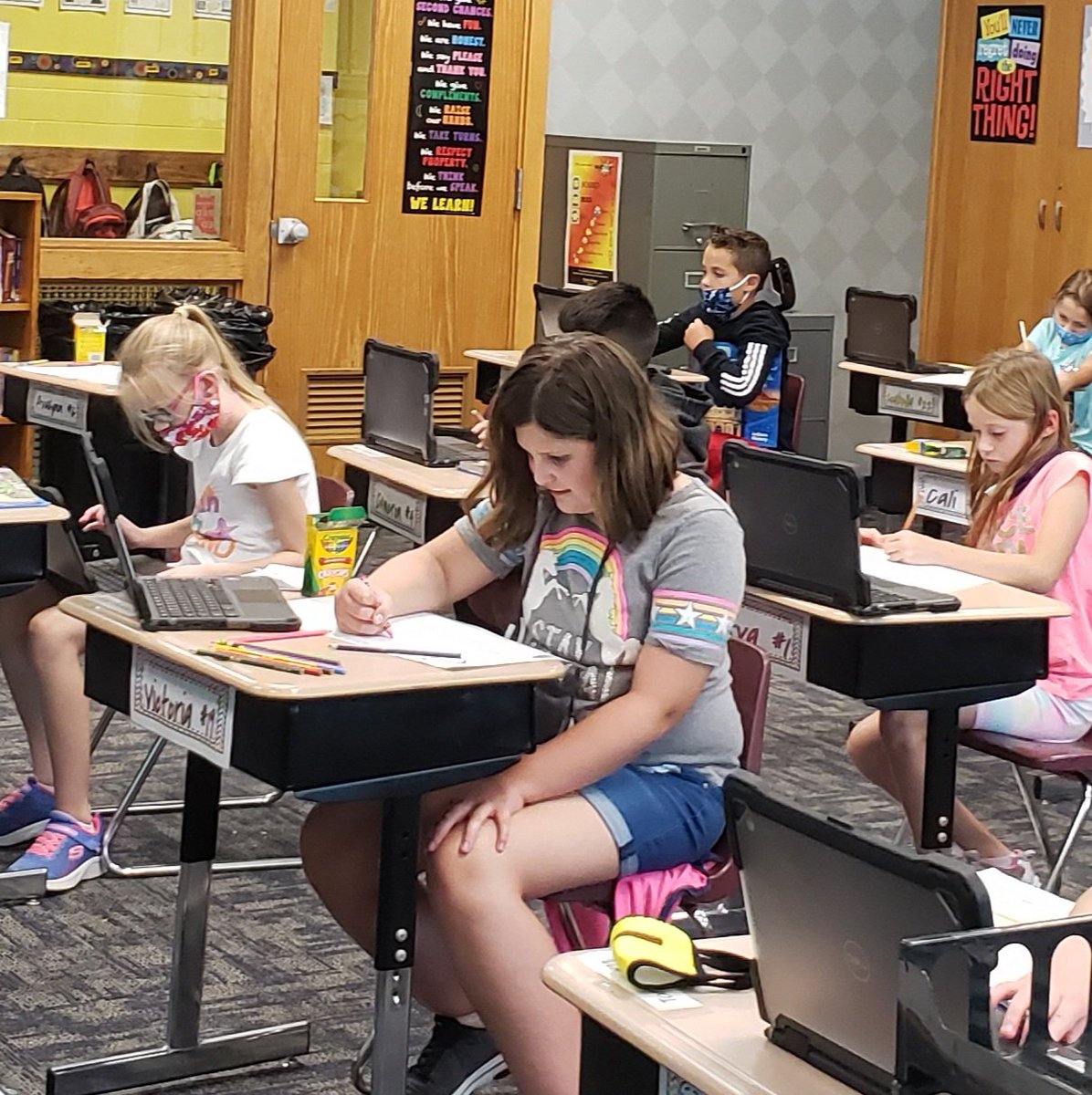 MrsLHelfrich's tweet photo. 4th graders researching Indiana's native wildlife #readers #researchers #artists https://t.co/6WQX0BZ1p4