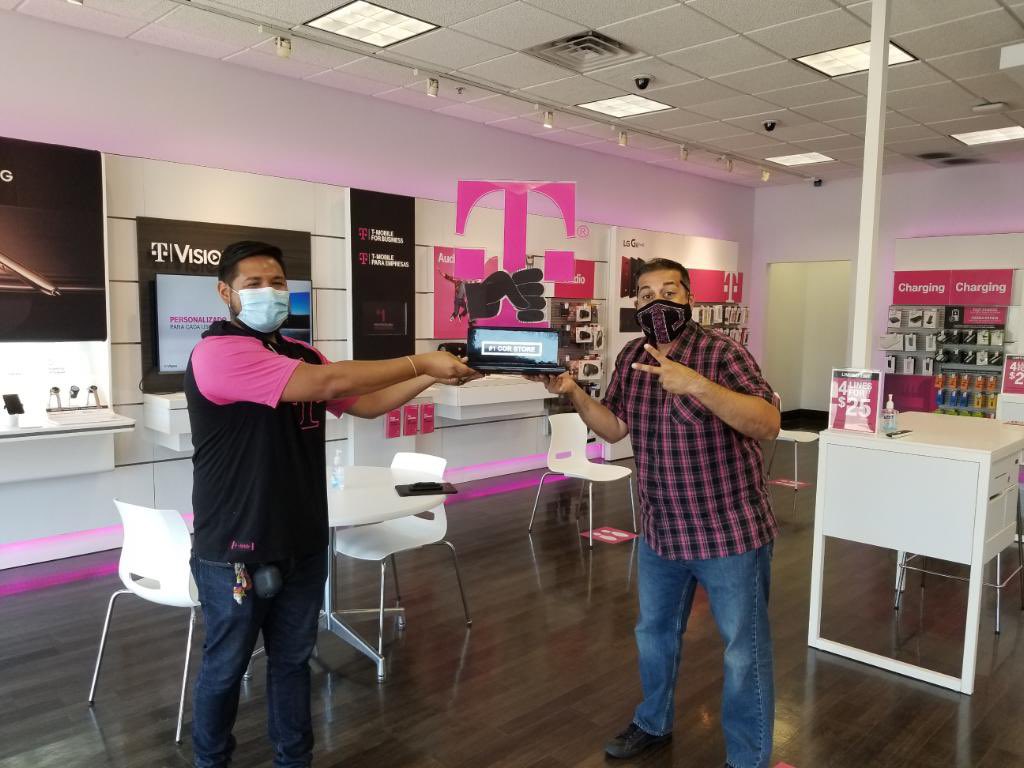 Had a great time delivering the #TNNS 🦉 trophy to THE winner of our Family Room night! Congrats again to <a href="/UlyssesAvila13/">Ulysses Avila</a>!!! Who is taking the trophy next? #staytuned #TheNorthNeverSleeps 🦉