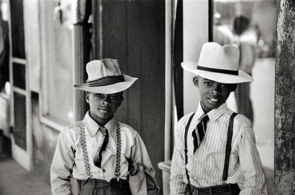 The longer you are looking at the portrait of two boys taken by Henri Cartier-Bresson in Mississippi (1947) the more you get intrigued and charmed by their self-awareness and confidence. So cool, so smart, so sweet.