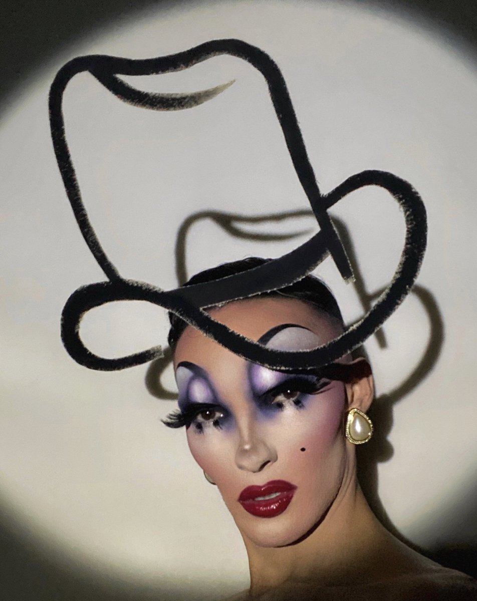 druholidaydtx's tweet photo. Didn’t have a new hat so I just painted one instead 💋 #happyholidays
Headpiece by me! https://t.co/wN8rrqSa1I