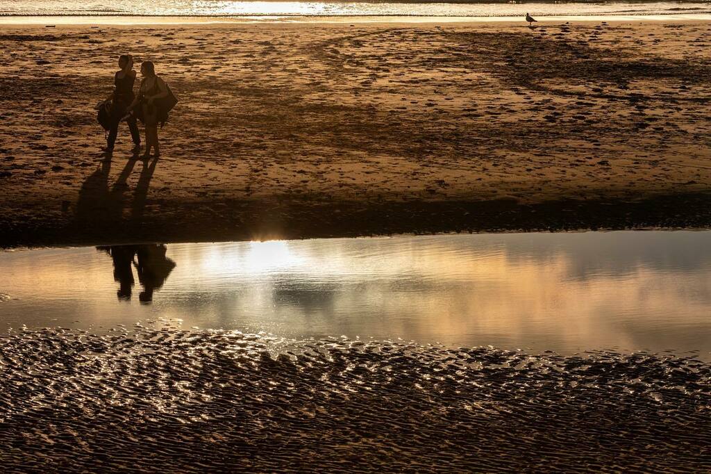enzus's tweet photo. Beach reflections
.
.
.
.
#beachlife #sunset #sunsetphotography #donosti #donostia #playa #sansebastian #laconchasansebastian #SPiCollective #thestreetphotographyhub #eyeshotmag #burnmagazine #dpsp_street #streetphotography #street_photo_club #streetphotography_color #ig_str… https://t.co/mJD4tLhv4q
