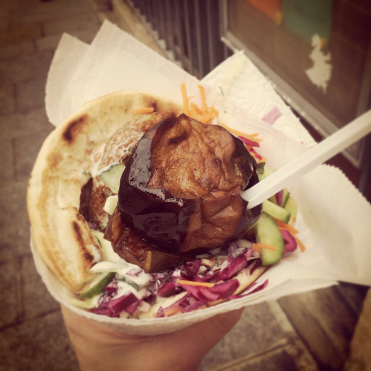 garconmanque's tweet photo. パリで食べたファラフェルを突然思い出した…
もう5年も前だったよー
めっちゃ寒い中、食べた記憶。
お店は、ガイドブックでおススメされたとこだから覚えてない😢
次はいつ行けるかなー https://t.co/sDLk4IEPR2