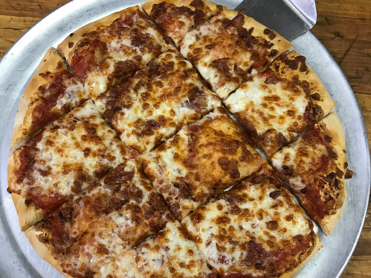 MurrayMrB's tweet photo. #FreePizzaFriday is here! Hit that RT button for your chance to win a free large one topping from Mister B's! Must follow to win. 🍕🍕 https://t.co/NZfZ3TrLAW