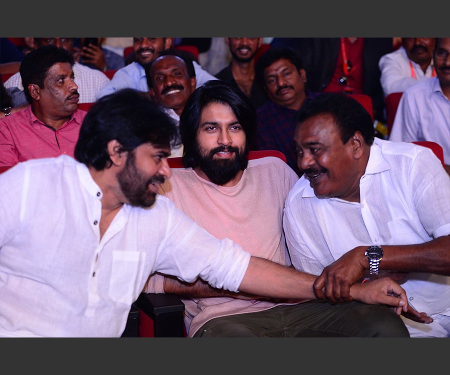 JSPKishoreEmani's tweet photo. సరిగ్గా సంవత్సరం క్రితం మెగా అభిమానుల సమక్షంలో @PawanKalyan గారు మీకు ఇచ్చిన గౌరవం అంతా ఇంతా కాదు.. 
కానీ మీరు ఇప్పుడు చేస్తుంది చాలా పెద్ద తప్పు రాపాక గారు.. రాబోయే రోజుల్లో అంతకంతకి అనుభవిస్తారు మీరు... @JanaSenaParty @JspAmaravathi 

#HBDMegastarChiranjeevi https://t.co/MrKSmrZDOD