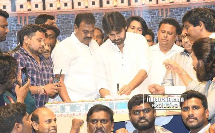 JSPKishoreEmani's tweet photo. సరిగ్గా సంవత్సరం క్రితం మెగా అభిమానుల సమక్షంలో @PawanKalyan గారు మీకు ఇచ్చిన గౌరవం అంతా ఇంతా కాదు.. 
కానీ మీరు ఇప్పుడు చేస్తుంది చాలా పెద్ద తప్పు రాపాక గారు.. రాబోయే రోజుల్లో అంతకంతకి అనుభవిస్తారు మీరు... @JanaSenaParty @JspAmaravathi 

#HBDMegastarChiranjeevi https://t.co/MrKSmrZDOD