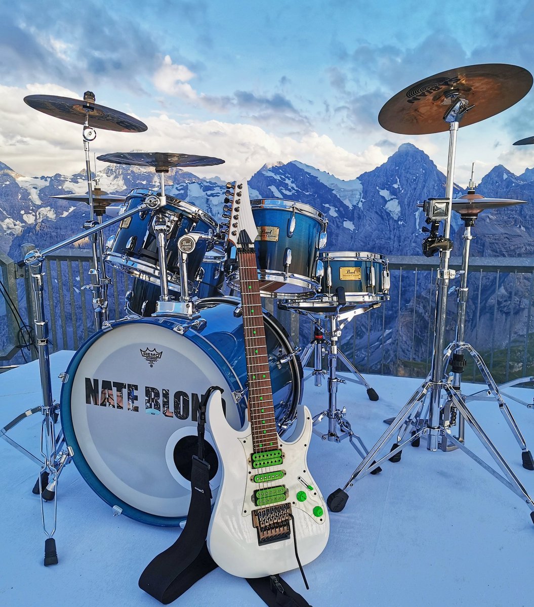 Slaedu's tweet photo. Performing @SchilthornPiz for a video shoot. @Nate_Blond new remix track coming soon
My 7-String "Ann" is playin heavy as hell! @ibanezofficial 
#schilthorn #schilthornpizgloria #berneroberland #videoshoot #ibanez #7string #olarmusic #mountains #heavy #rock #switzerland #slädu https://t.co/QeeDj59RME