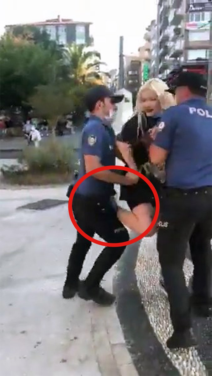 Allah "kuru iftiradan korsun" der Atalarımız.
Ortada cinselliğe yönelik bir hareket varsa o da bu yalancının polisin hayalarına tekme atmasıdır.
Eğer bu kadın ceza almazsa, bundan sonra polis kimi nasıl gözaltına alacak. 
#emniyetGM
#PolisiminYanındayım
#iftiracıRANAtutuklansın