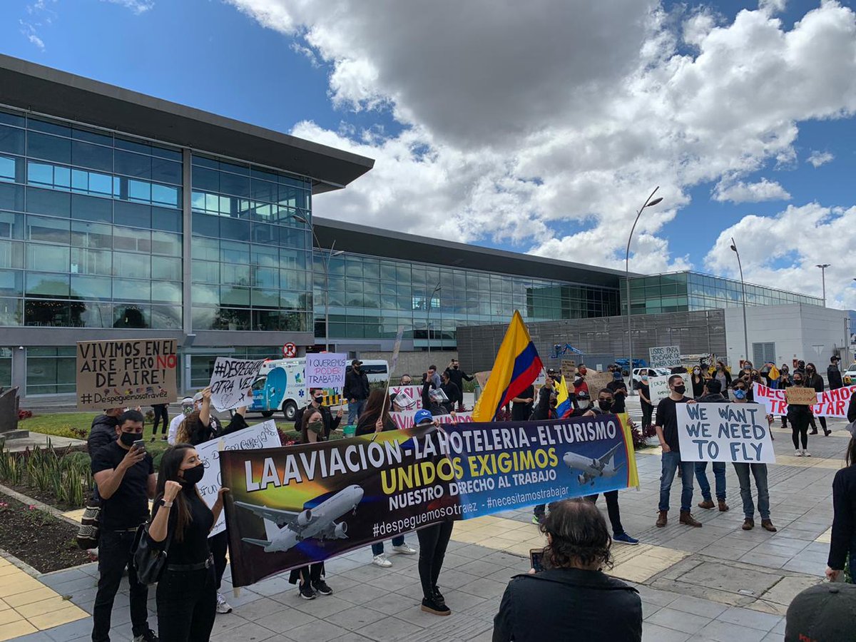 BluRadioCo's tweet photo. Trabajadores del sector aeronáutico protestan a esta hora a las afueras del aeropuerto El Dorado, en Bogotá. Piden que los dejen trabajar #MañanasBLU https://t.co/1RWDaGmXuU