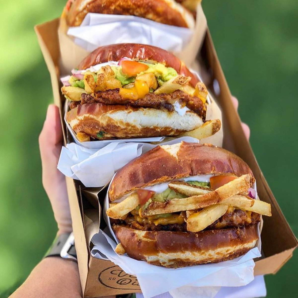 Big bro <a href="/vegnoutsd/">Veg'N Out SD</a> opened his first brick &amp; mortar with the best vegan burgers + brats + wings + fries!! If you’re anywhere near San Diego, please go support! Check <a href="/vegnoutsd/">Veg'N Out SD</a> for address and hours 🍔🍟🌭🍗 Tell him I sent…

📸 instagram.com/p/CEJ_yDtJ5_o/ via tweet.photo