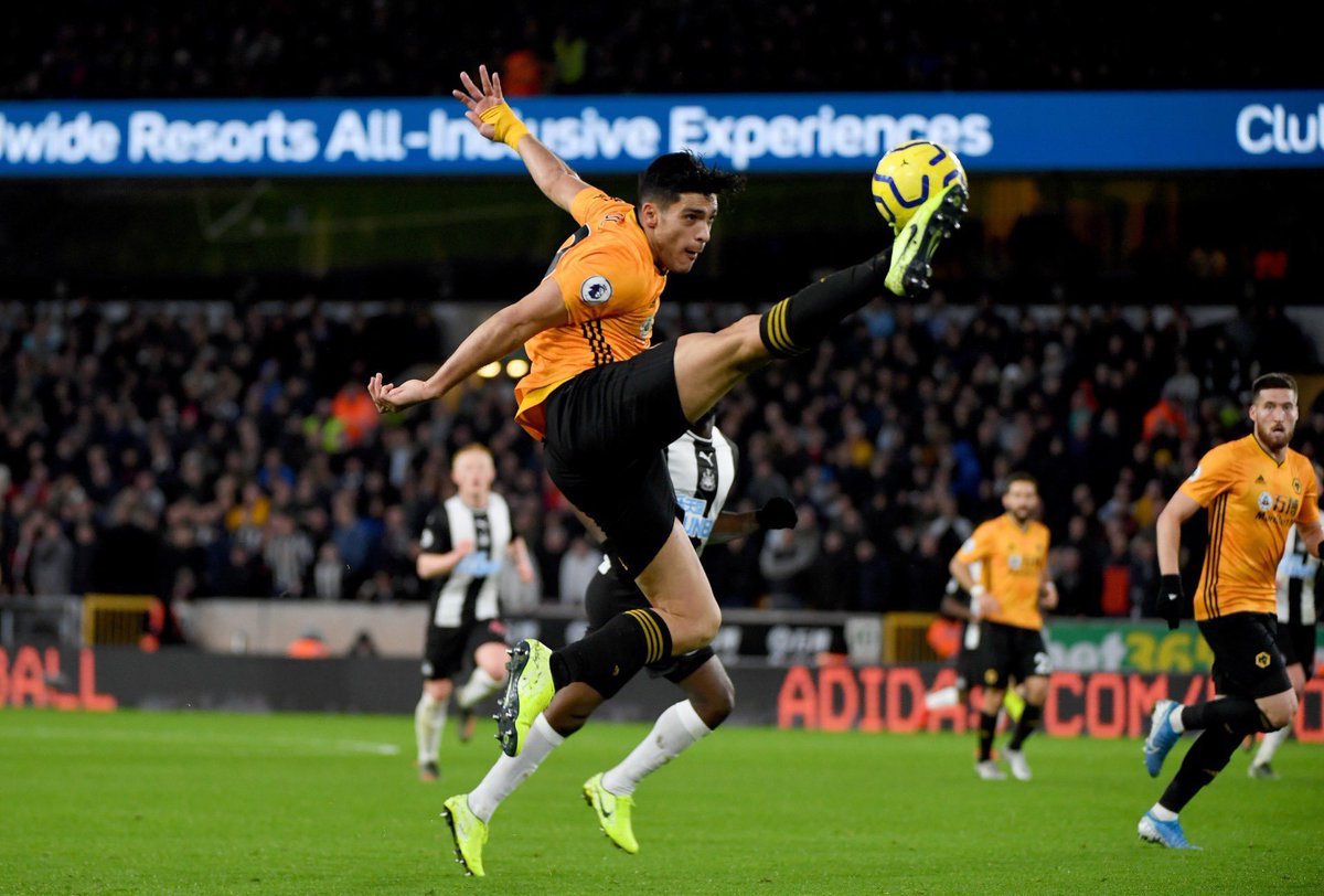 1- Raúl Jiménez 29 year old Mexican at Wolves. Played as the left striker in a 3-5-2 and as sole striker in a 3-4-3 this season. IMO the second most complete striker in the world (behind Lukaku) and an absolute leader in his team.