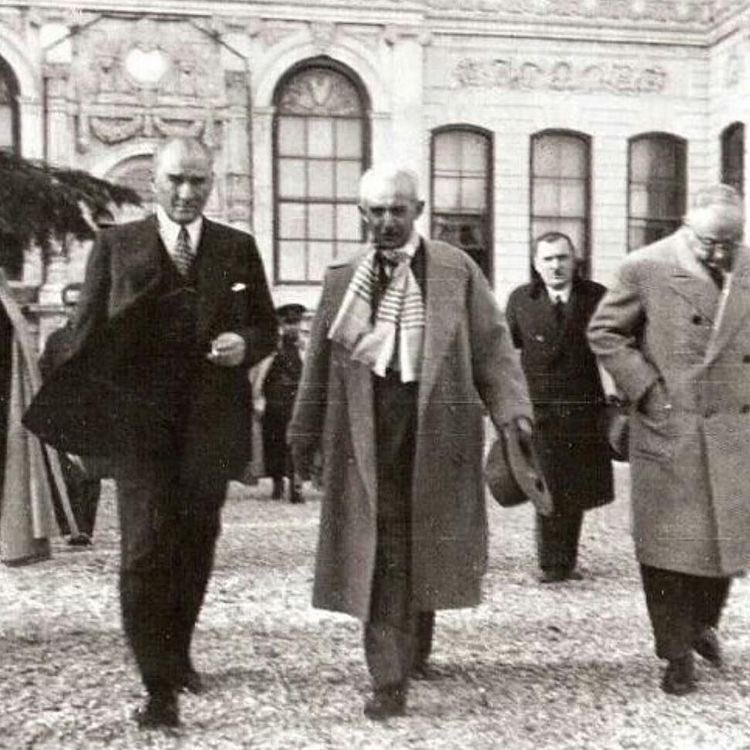 “Bir tek Türk'ün bile Atatürk'e sövebildiği Türkiye nesi ile övünebilir? Camilerimizde dolaylı veya dolaysız sövüyorlar. O camiler ki, Atatürk olmasaydı, pek çoğunun minareleri çoktan çan kuleleri olacaktı.” 

-Falih Rıfkı Atay