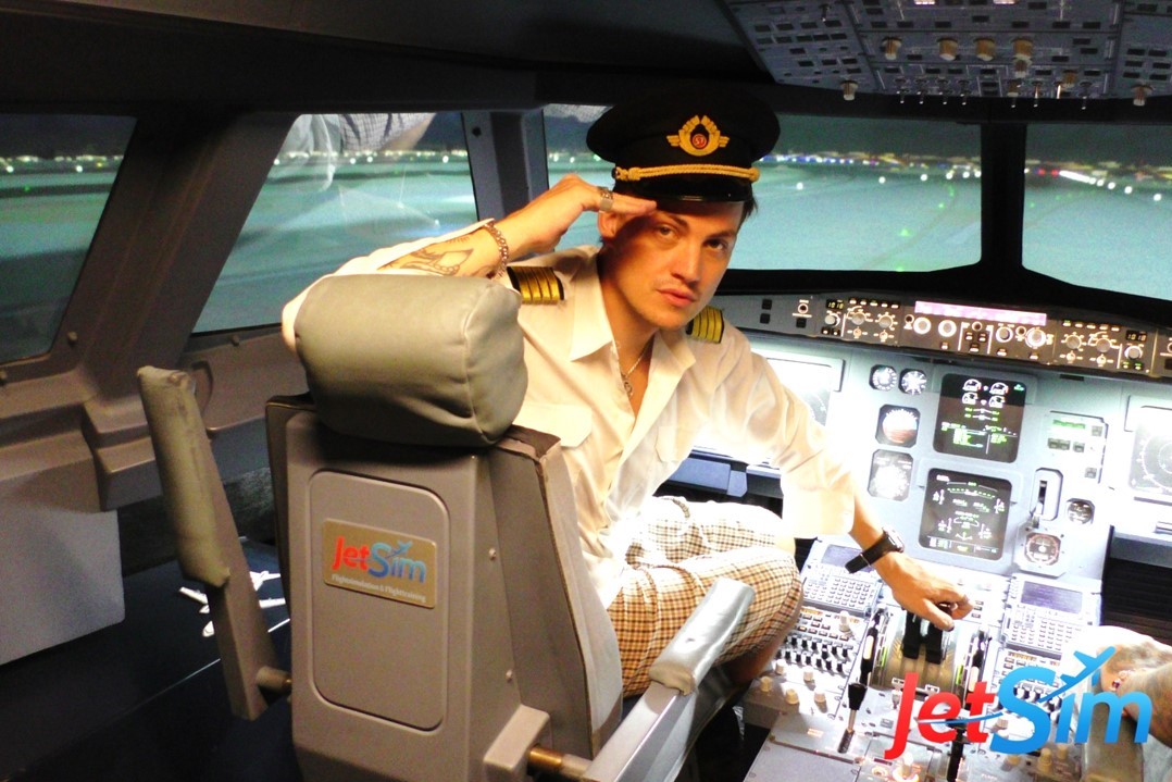 JetSim_Berlin's tweet image. Wir hatten heute Besuch der besonderen Art im #Cockpit: PSAIKO.DINO, seines Zeichens "Producer, DJ und Artist", beehrte uns und flog mit dem Sieger eines Gewinnspiels ein paar Runden über #HongKong. 👌😏😎

Have a nice #weekend everybody! Euer JetSim Team 😉