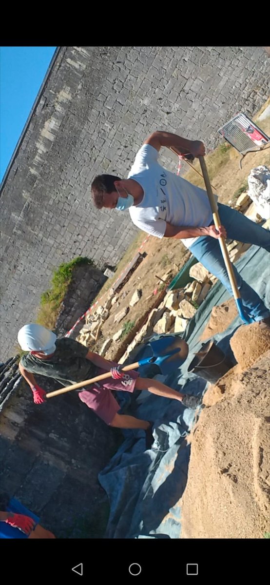 Quelques jours de #chantier et le pli est pris à #Besançon ! Une assise de pierres déjà posée sur le mur, la cage d'escalier a vu les premiers joints maçonnés aujourd'hui et le mur de la guérite du roi pourra être commencé demain !