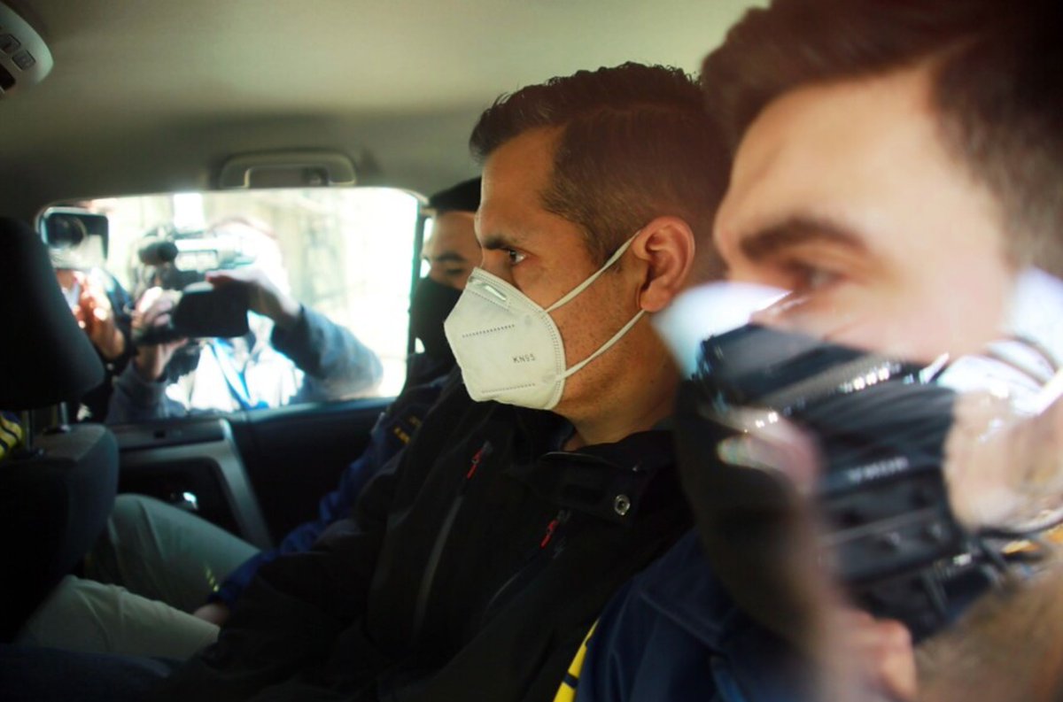 DDHHSUTRA2012's tweet photo. Así fue salida del exteniente coronel Claudio Crespo del cuartel  Brigada de DDHH de la PDI. Al mediodía será formalizado por apremios ilegítimos y lesiones graves gravísimas. Foto Agencia Uno.
cc @rvfradiopopular @amnistiachile @MegafonoPopular @prensaopal @PeriodistaFigue https://t.co/JC1n1Sc6DJ