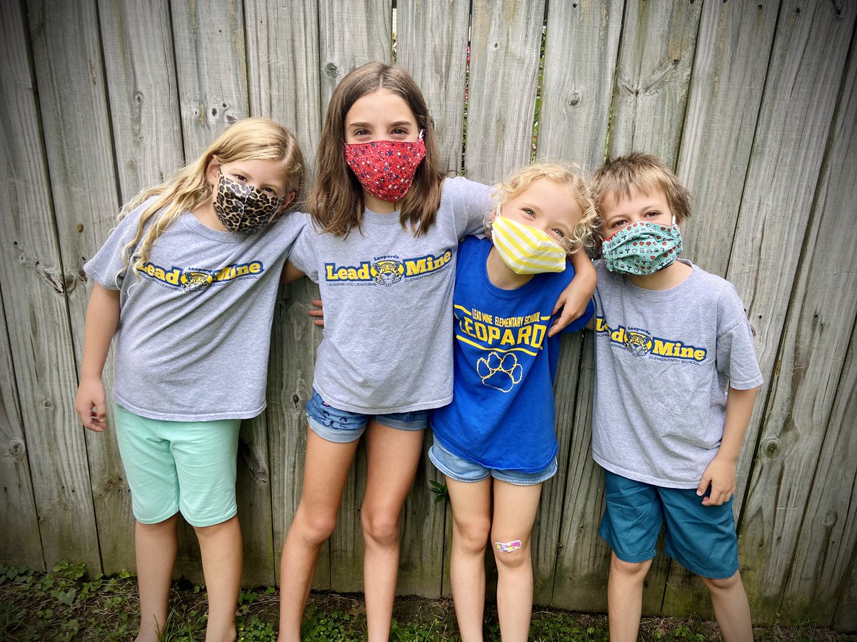 0hhey_rayray's tweet photo. Love these little leopards!🐆💙💛🐾 #secondgraders #plusonekinder #wearingmyshirttoo @Lead_Mine https://t.co/LDubYnEF2v