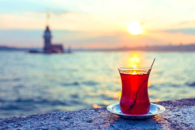 JaleAknc2's tweet photo. Günün her #saatine,

İnsanın her #haline 

Yakışan bir #sevda...

Vakit #akşam,

#Çay sıcak,

#DERT ÇOOKKKK!...🙏🤔😔❣️💔 

Her şeye #inat, bi’ #ÇAYYYY☕️ 

Huzurla, sağlıkla #keyifli vakitler🥰

MUTLU AKŞAMLAR 🌻☕️🌻 https://t.co/BaOia0H7g7
