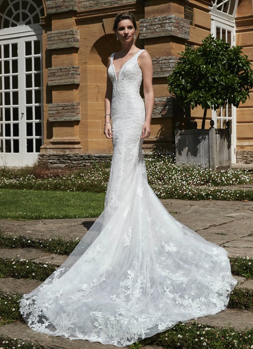 RomanticaDevon's tweet photo. JW9909 | This gown definitely has the wow factor with it's beautiful silhouette, layers of botanical lace and dramatic full train. #jenniferwrenbridal #mermaid #traingoals #romanticacollections
Click here to see more of this style: https://t.co/IBwiI44xx4 https://t.co/50lKYopyKE