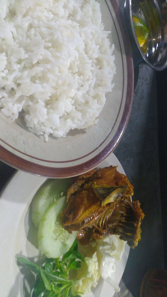 Bagong__'s tweet photo. Kene arep dungo meh mangan lambeku dibekep . Gantian to ,kowe arep dungo mangan tanganmu tak gujengi men rak iso obah nganan ngiri tanganmu https://t.co/wWzfc6fOgL